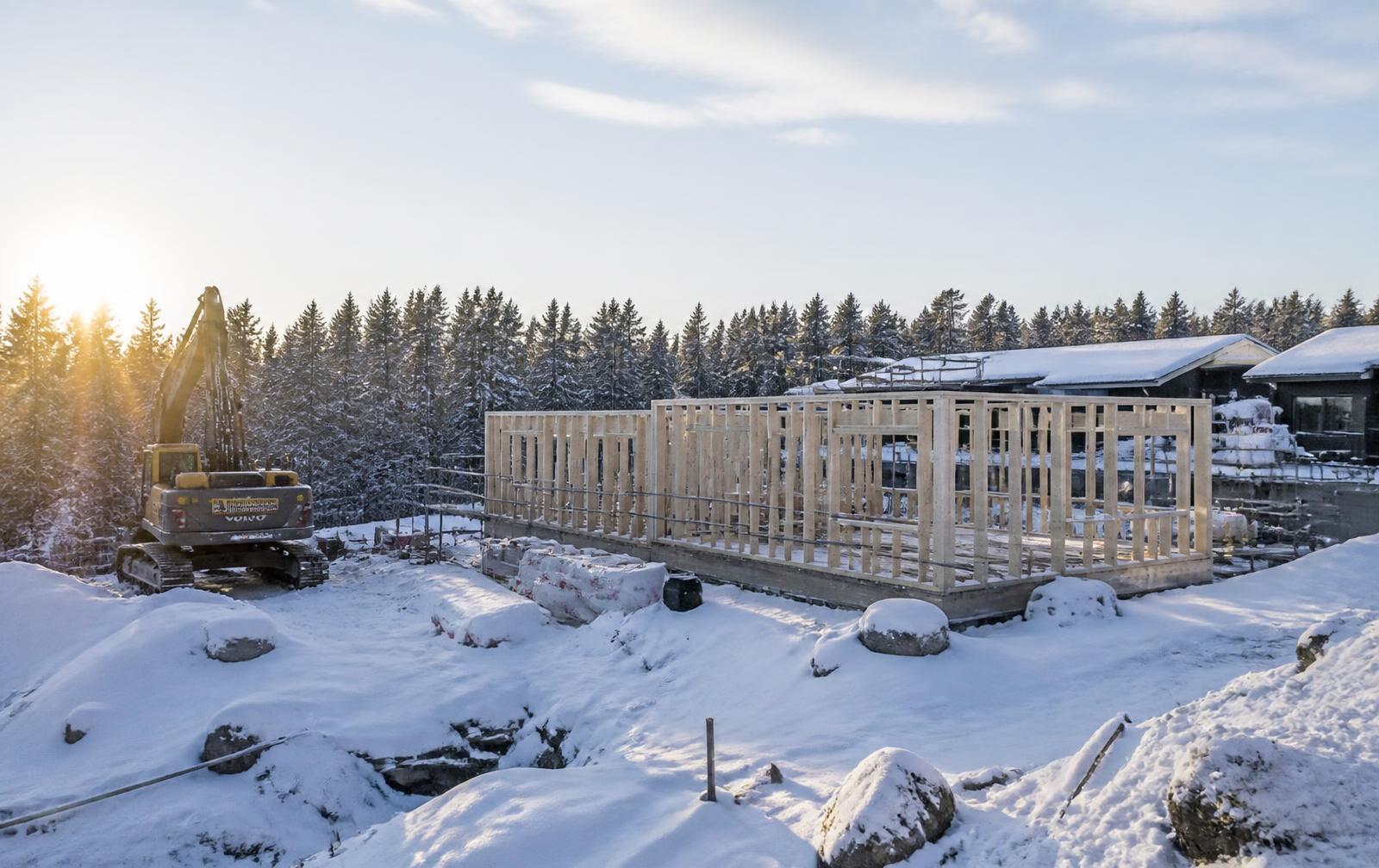 Byggarbetsplats med stomresning i norrländskt vinterlandskap